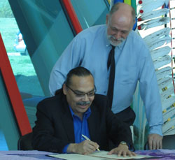 Professor Charles Pratt signing the MoU with Adrian Walter (Photo by Greg Williams)